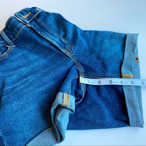 Old Navy Mid-rise Medium-wash Jean Shorts - Picture 3 of 5